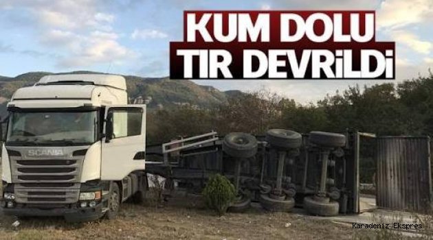 Karabük'te kum dolu tır devrildi