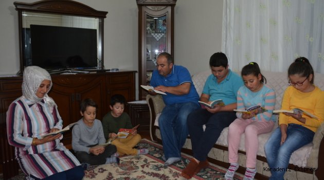 Kısa mesajla uyarılan aileler çocuklarıyla kitap okuyor