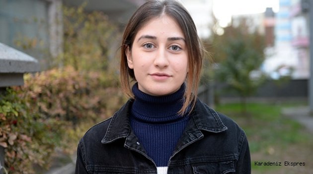Lise öğrencisi üşüyen kediye hırkasını sardı