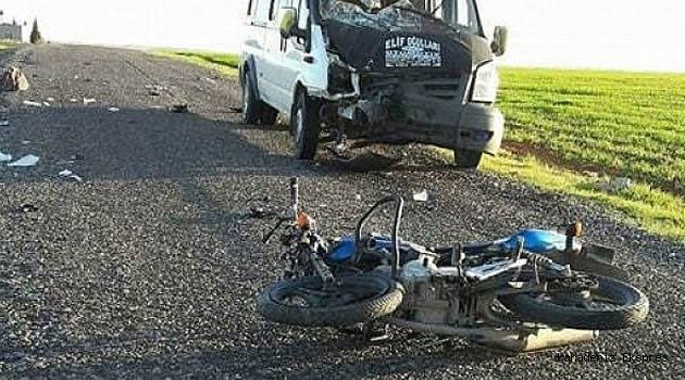 Minibüsle motosiklet çarpıştı: 1 yaralı