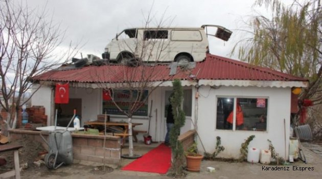 Minibüsü çatıda görenler şaşırıyor