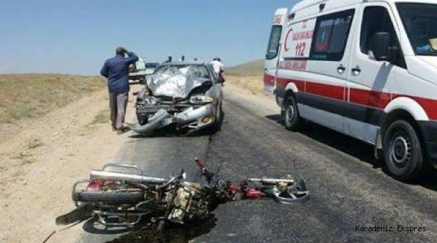 Motosikletle otomobil çarpıştı: 1 ölü, 1 yaralı