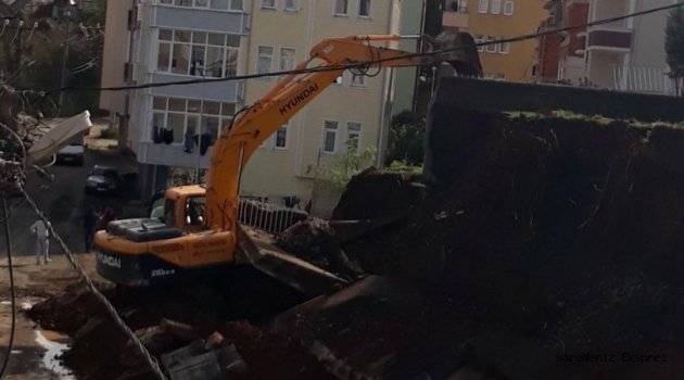 Okulun bahçe duvarı yıkım sırasında devrildi