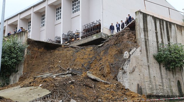 Ordu'daki sağanakta bir okulun bahçe duvarı yıkıldı