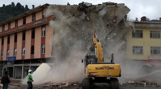 Rize'de altından dere geçen binanın yıkımı