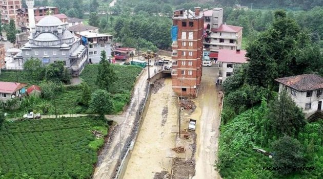 Rize'deki 7 katlı binanın yıkımına devam ediliyor