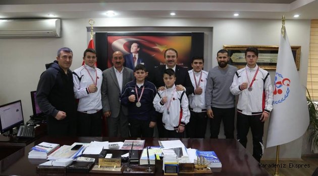 Şampiyon Boksörlerden Ordu Gençlik ve Spor İl Müdürü Genç'e ziyaret