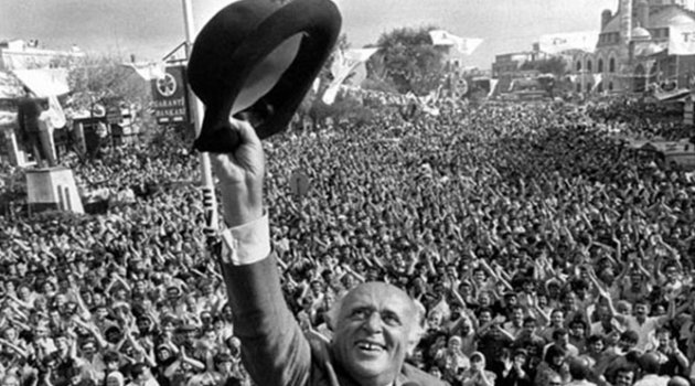 Süleyman Demirel'in Tarihe Geçen Şapka Mücadelesi Videosu