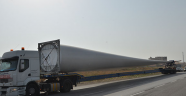 68 metre uzunluğundaki rüzgar türbininin kanadı tırlarla taşındı