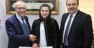  Kadın Futbol Takımı Ordu Gençlik Hizmetleri ve Spor İl Müdürü Mustafa Genç’ i makamında ziyaret etti