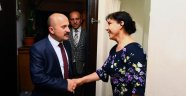 AMASYA VALİSİ DR.OSMAN VAROL, 7 NİSAN 1996 TARİHİNDE ŞEHİT OLAN PİYADE ER SELÇUK ÖZARI’NIN AİLESİNİ ZİYARET ETTİ
