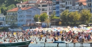 Amasra'daki plajlarda şemsiye açacak yer kalmadı