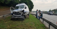 Ambulans bariyerlere çarptı: 3 yaralı