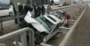 Bariyere saplanan otomobilden sağ çıktı