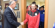 Belediye Başkanı Üçok sporculara malzeme desteğinde bulundu