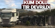 Karabük'te kum dolu tır devrildi