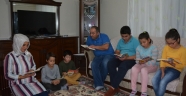 Kısa mesajla uyarılan aileler çocuklarıyla kitap okuyor
