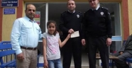 Küçük kızın örnek davranışı