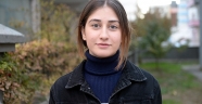 Lise öğrencisi üşüyen kediye hırkasını sardı