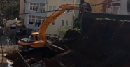 Okulun bahçe duvarı yıkım sırasında devrildi