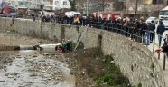 Ordu'da genç sürücü virajı alamayınca dereye uçtu