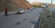 Otomobil istinat duvarına çarptı: 1 ölü, 1 yaralı