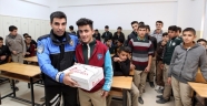 Polislerden öğrencilere bot yardımı