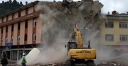 Rize'de altından dere geçen binanın yıkımı