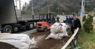 Trabzon'da çay yüklü tır devrildi