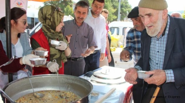 Taşova'da aşure dağıtımı