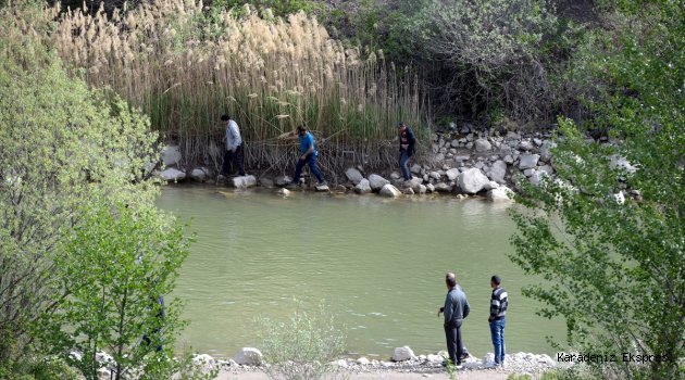 Tokat'ta hafif ticari aracın Kelkit Çayı'na yuvarlanması