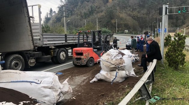 Trabzon'da çay yüklü tır devrildi