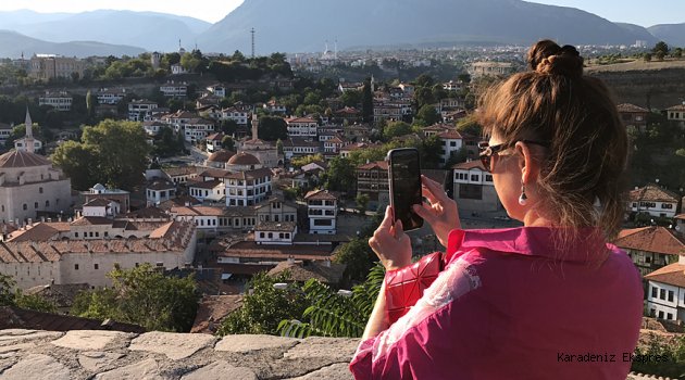 Turistler, Safranbolu'da "çifte bayram" yaşattı