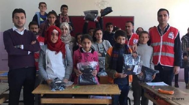 Türk Kızılayından öğrencilere giyecek yardımı