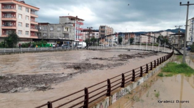 Ünye ilçesine Ordu yönünden ulaşımı sağlayan karayolu araç trafiğine kapatıldı