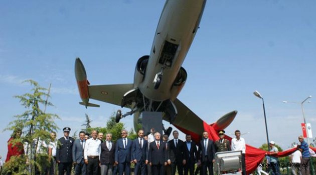 Vezirköprü ilçe girişine eski savaş uçağı konuldu
