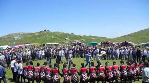 Yaylada horon ve kemençeyle eğlendiler