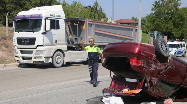 Yol süpürme kamyonu ile maden yüklü tır çarpıştı: 2 yaralı