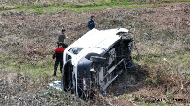 Zonguldak'ta minibüs şarampole devrildi