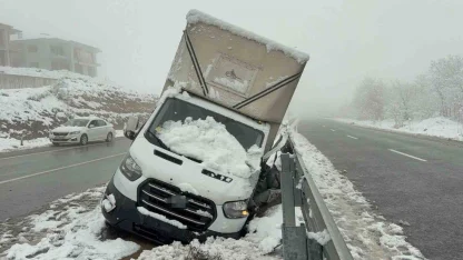Ağaçlar devrildi yol kapandı, araçlar kayıp kaza yaptı
