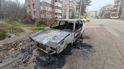 Alev topuna dönen otomobilden geriye demir yığını kaldı