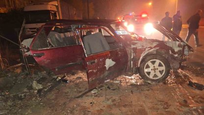 Alkollü sürücü sollama yaparken duvara çarptı: 3 yaralı