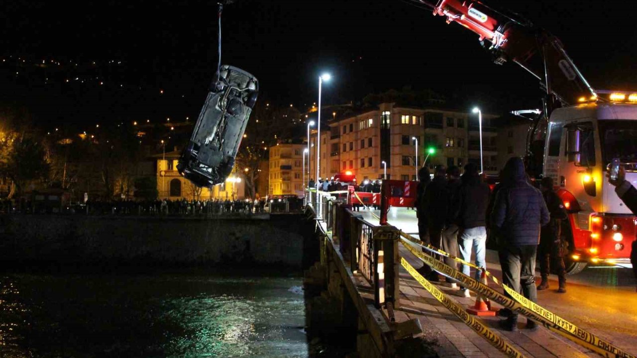 Amasya’da kontrolden çıkan otomobil köprüden Yeşilırmak Nehri’ne uçtu: 1 ölü, 1 yaralı