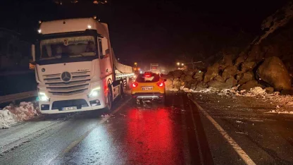Artvin’de heyelan: Borçka-Hopa karayolu ulaşıma kapandı