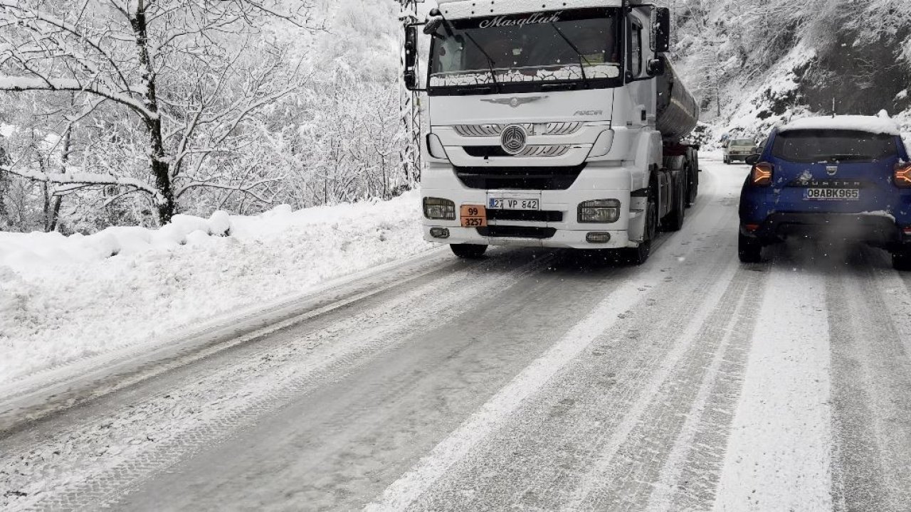 Artvin’de karla kaplanan yol kazaları beraberinde getirdi