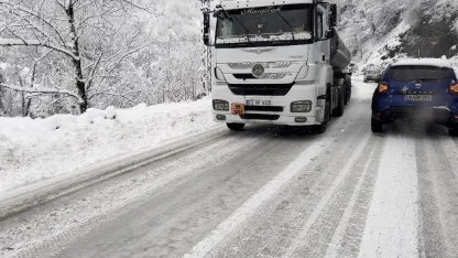 Artvin’de karla kaplanan yol kazaları beraberinde getirdi