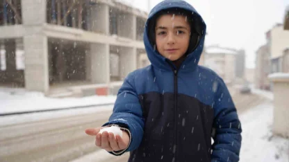 Bayburt güne kar yağışıyla uyandı: Kent beyaza büründü
