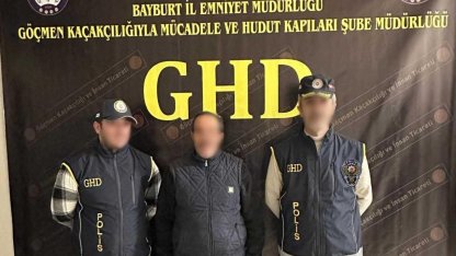 Bayburt’ta 2 düzensiz göçmen ile 1 göçmen kaçakçısı yakalandı