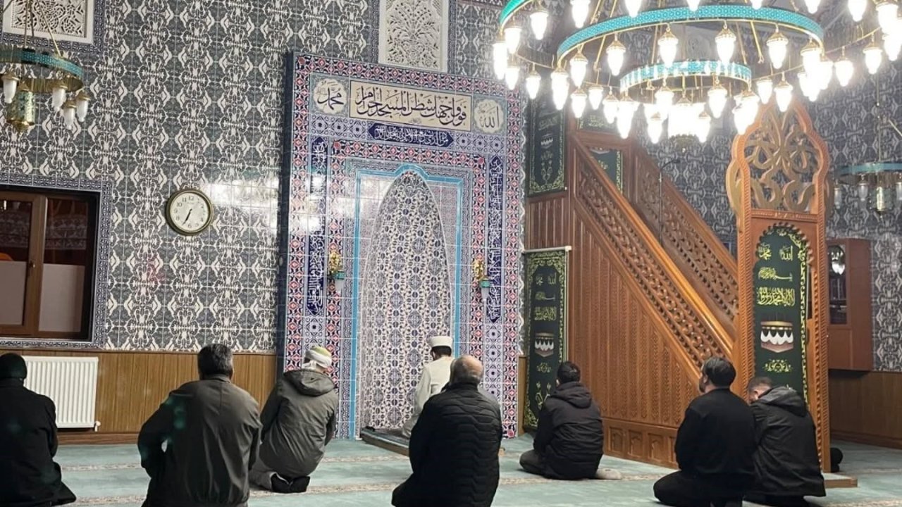 Bayburt’ta üniversite öğrencileri camilerde imamlık ve müezzinlik yaptı