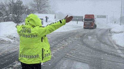Bolu Dağı’nda D-100 kara yolunun İstanbul yönü ağır tonajlı araç trafiğine kapatıldı